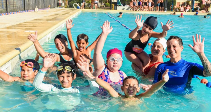 Tardes de diversión y aprendizaje en la pileta municipal 