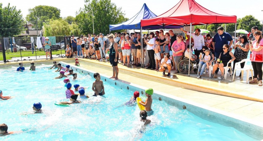 Una maravillosa muestra marcó el cierre de la Escuela de Natación Municipal 