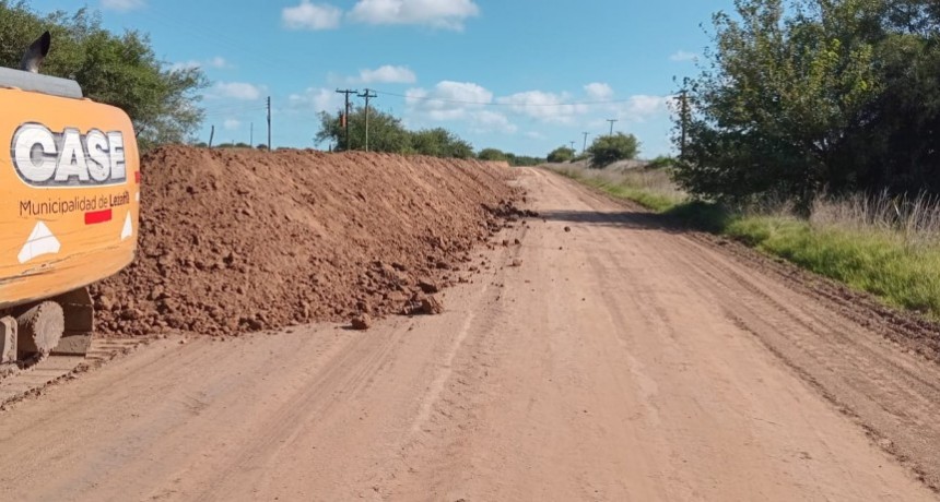 Se realiza alteo y otras mejoras en caminos rurales del distrito 