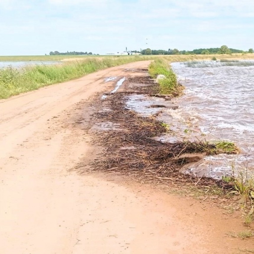 El camino de La Horqueta con la traza reducida por la crecida de las aguas