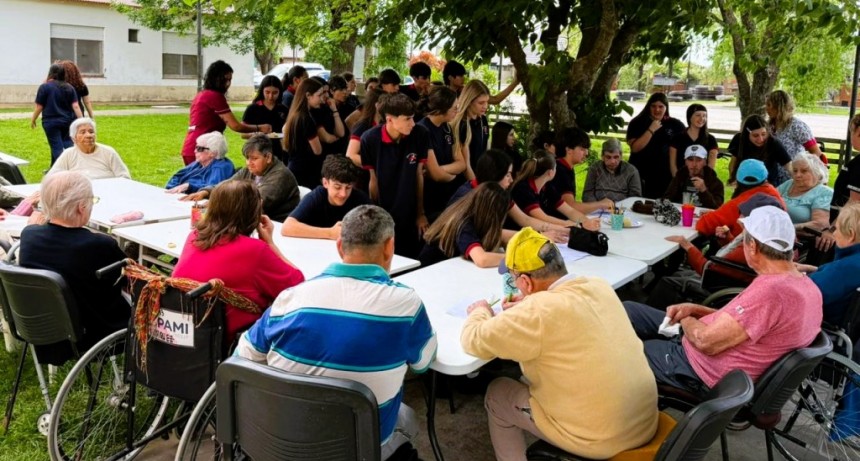 Residentes del Hogar San Miguel y el Geriátrico Celina Girard recibieron a estudiantes de Cristo Rey